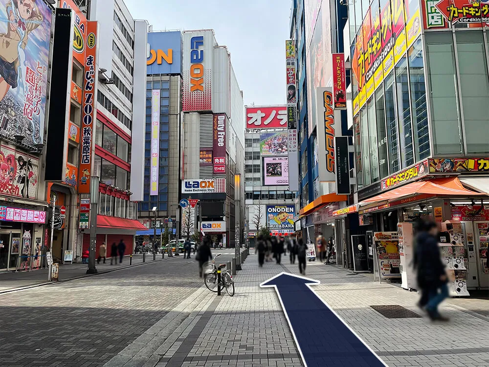 駅を背に右側に見える「オノデン」の看板の方向に進みます。